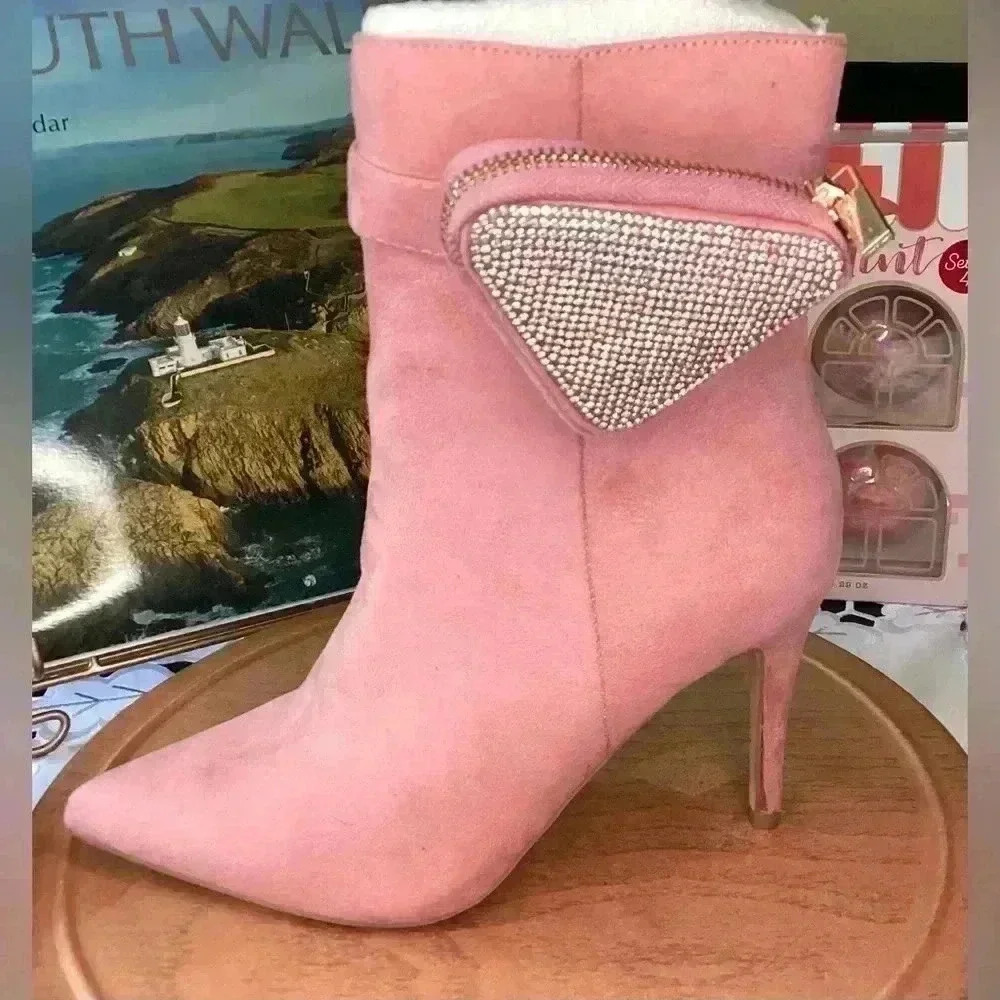 Rouge Helium NWOT Pink high heel booties with little zipper pouch Size 6.5barbie